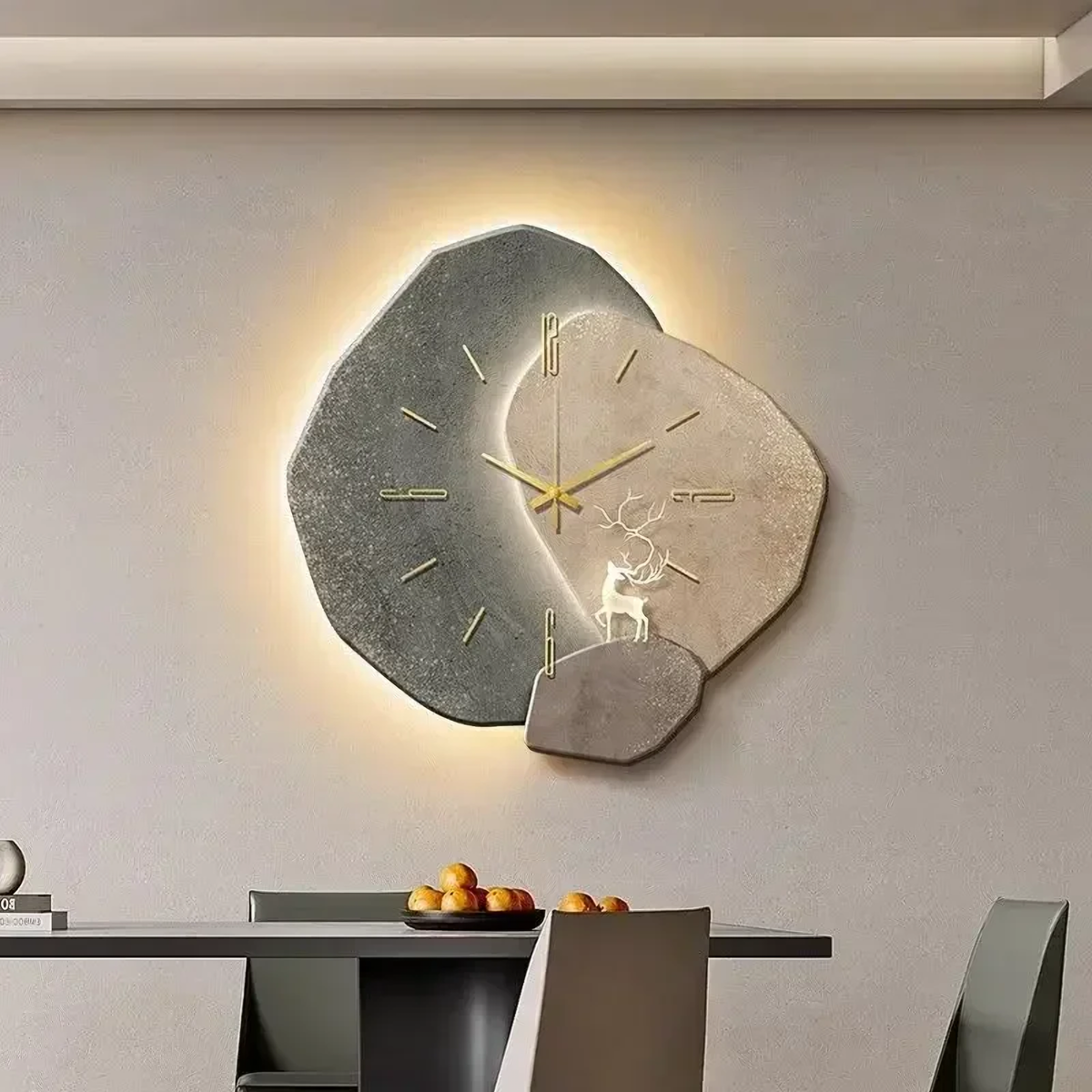 LumoClock modèle B, horloge murale LED gris ardoise et beige, allumée au-dessus d'une table à manger