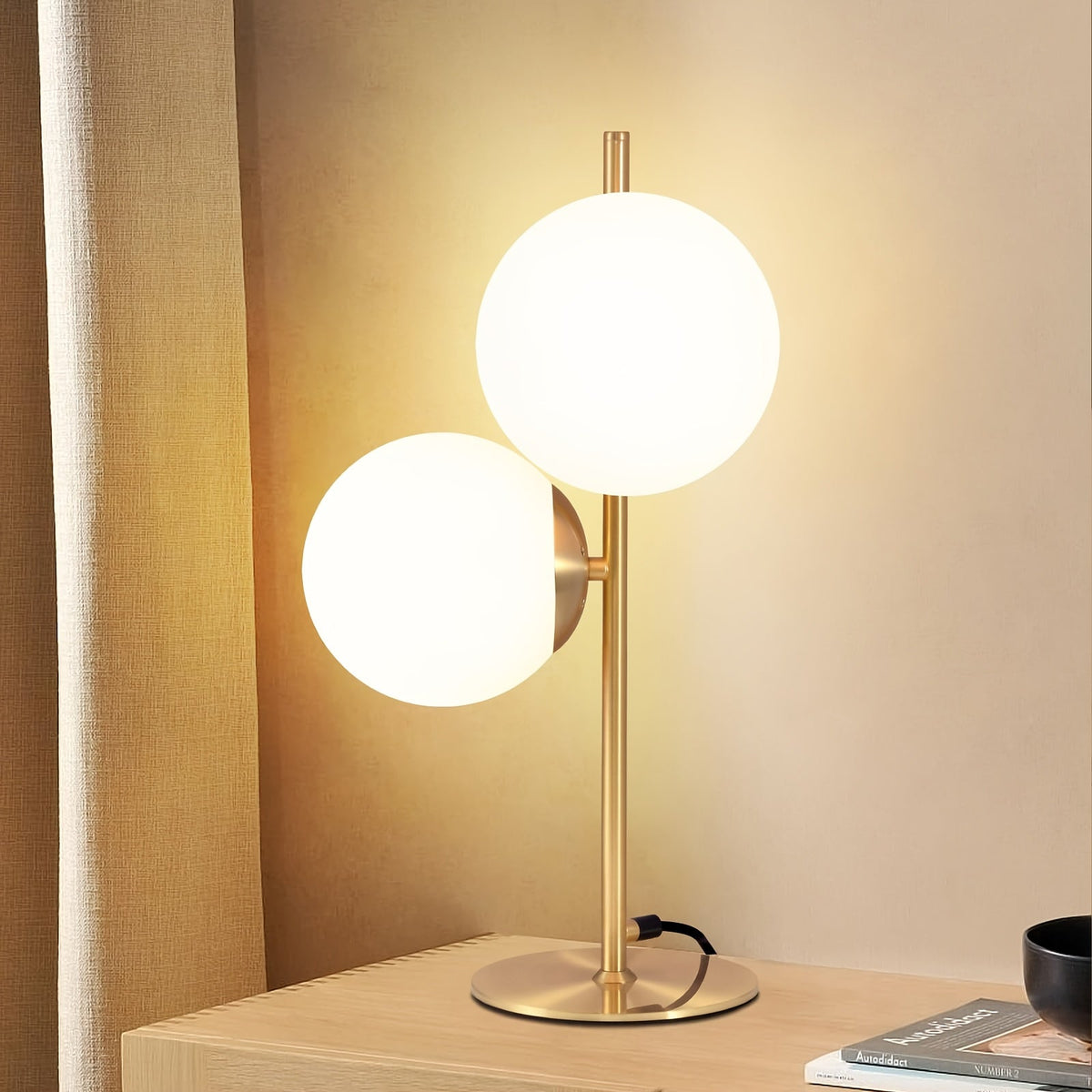 Lampe à poser dorée | Globe en verre blanc, 2 formats