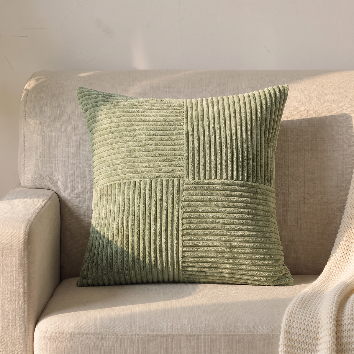 Housse de coussin en velours côtelé 45 × 45 cm sur un canapé en lin