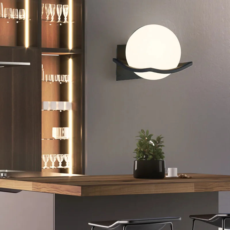 Applique Makar | Globe en verre opalin, 3 coloris