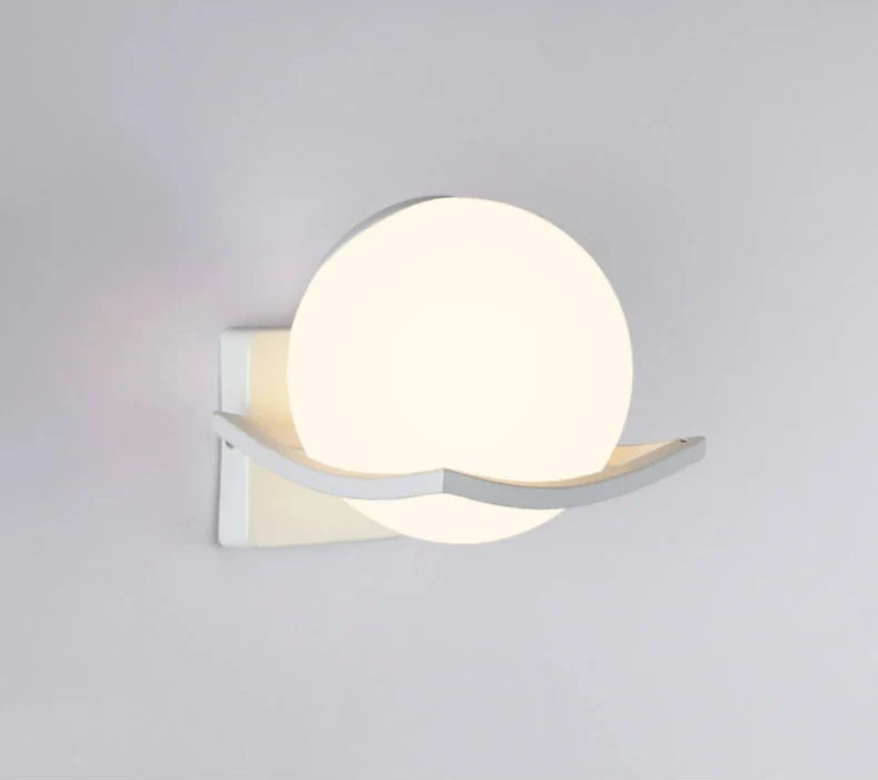 Applique Makar | Globe en verre opalin, 3 coloris