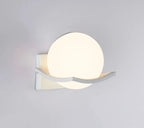 Applique Makar | Globe en verre opalin, 3 coloris