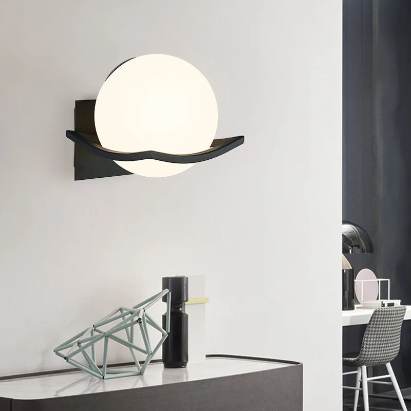 Applique Makar | Globe en verre opalin, 3 coloris