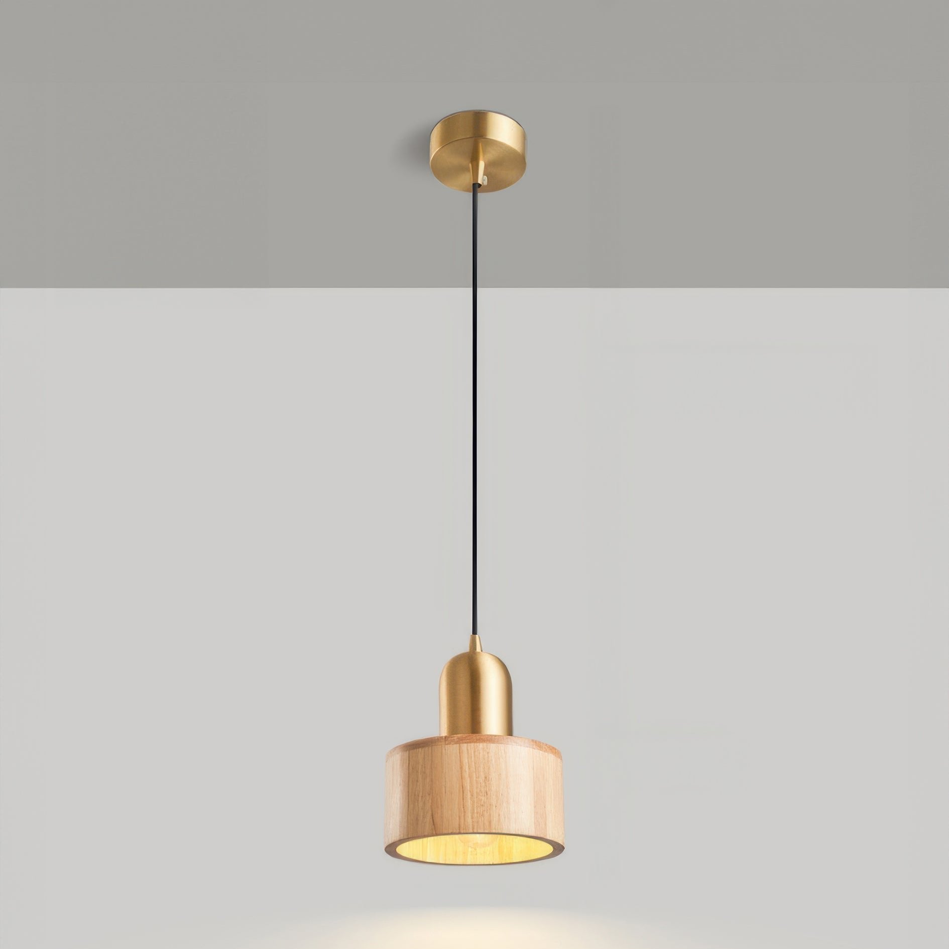 Suspension cylindrique | Noyer et laiton, style japonais