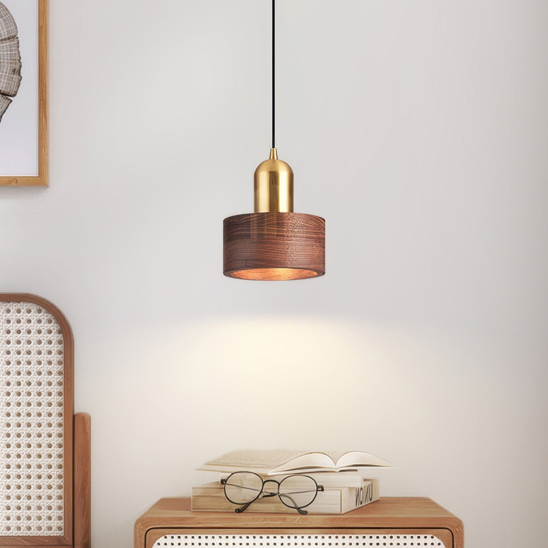 Suspension cylindrique | Noyer et laiton, style japonais