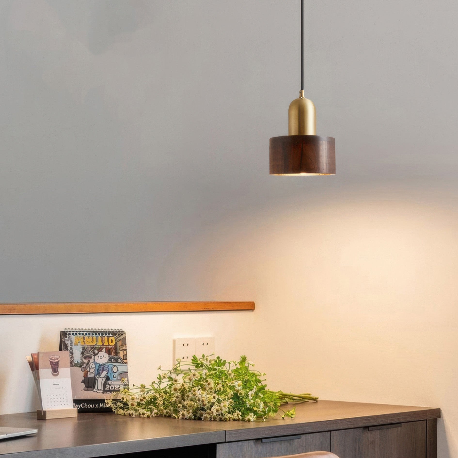 Suspension cylindrique | Noyer et laiton, style japonais