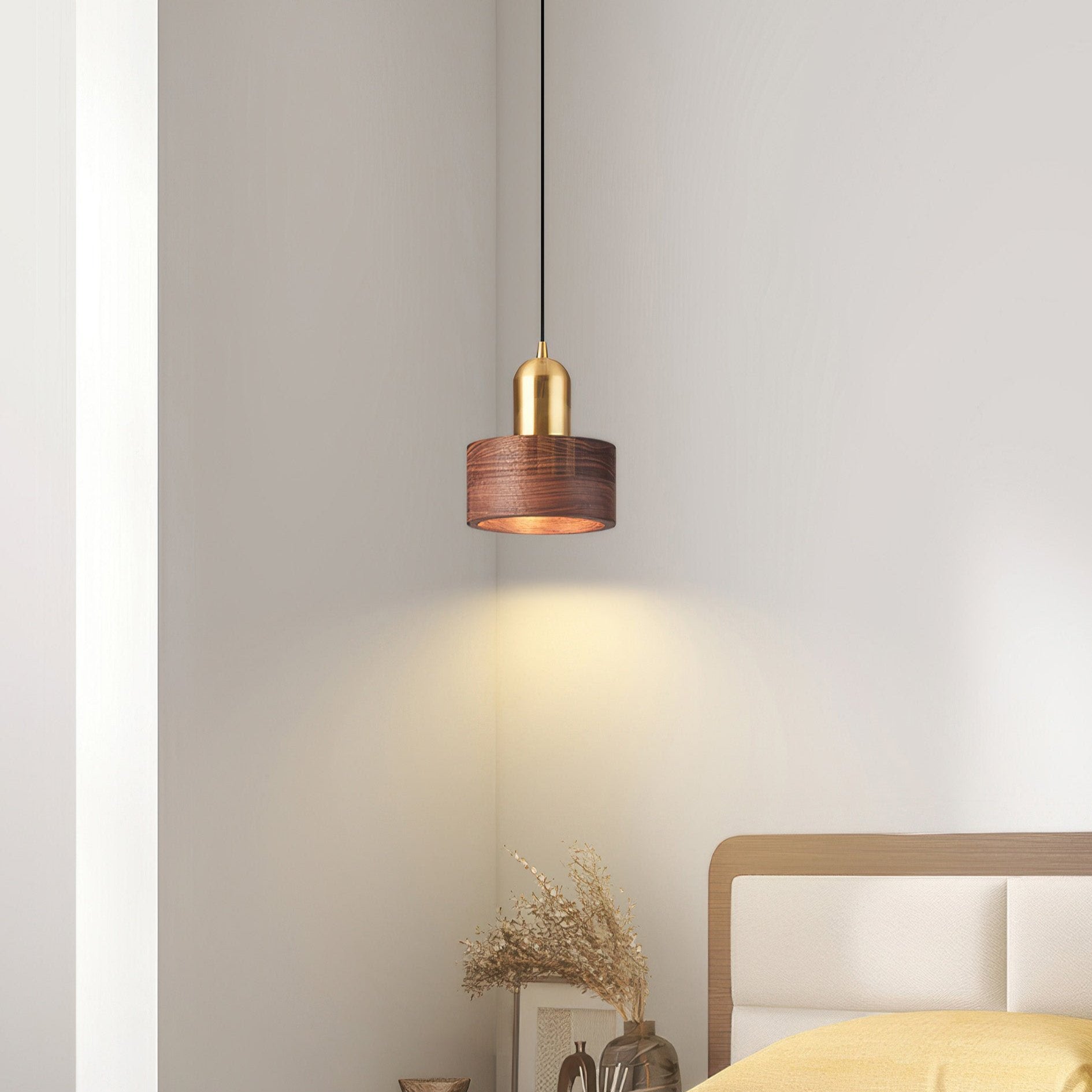 Suspension cylindrique | Noyer et laiton, style japonais