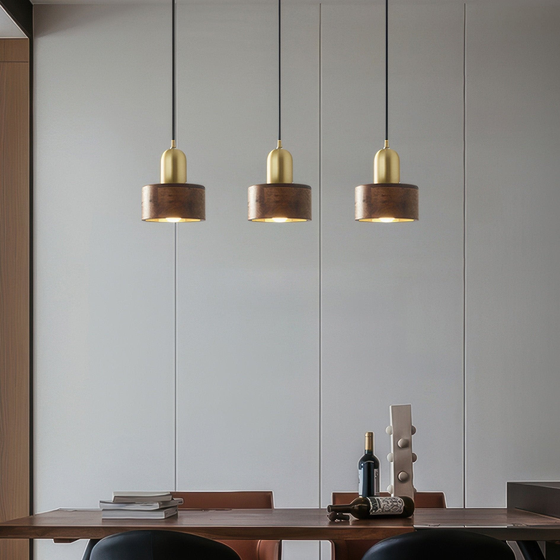 Suspension cylindrique | Noyer et laiton, style japonais