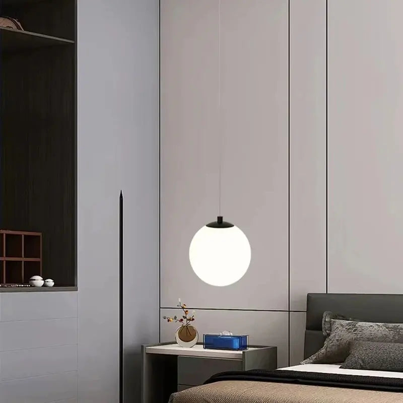 Suspension Luna | Globe en verre opalin, 1 ou 2 têtes
