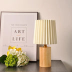 Lampe à poser plissée médiévale | Base en bois nordique, 29 cm