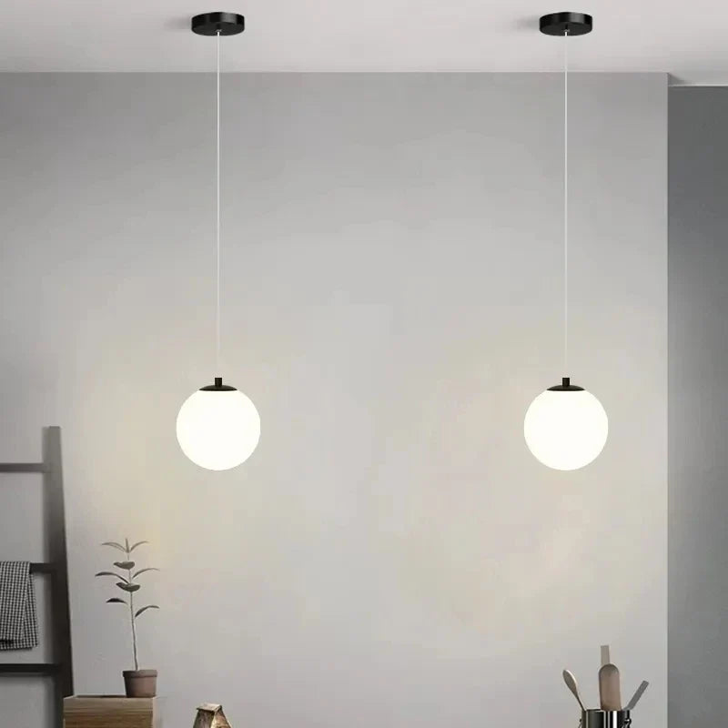 Suspension Luna | Globe en verre opalin, 1 ou 2 têtes