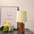 Lampe à poser plissée médiévale | Base en bois nordique, 29 cm