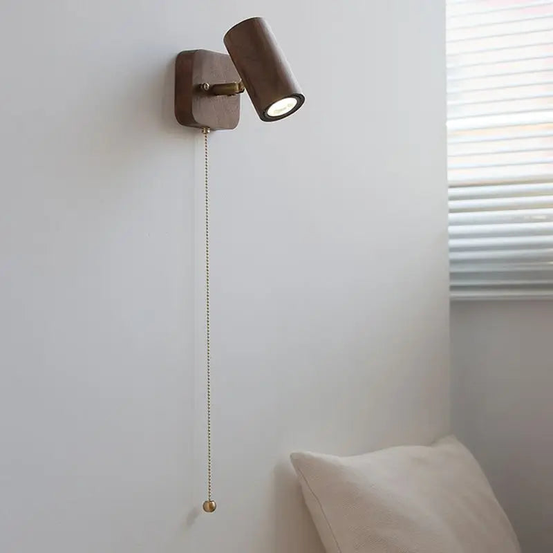 Applique Arlo | Spot LED orientable en noyer et laiton