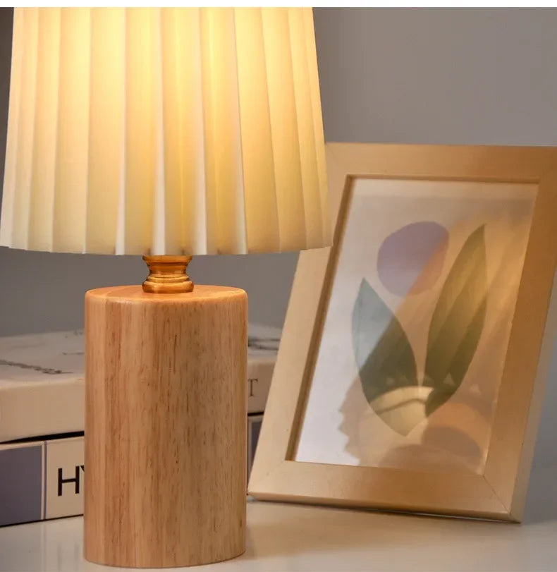 Lampe à poser plissée médiévale | Base en bois nordique, 29 cm