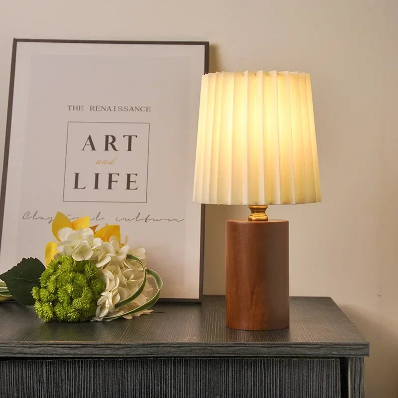 Lampe à poser plissée médiévale | Base en bois nordique, 29 cm
