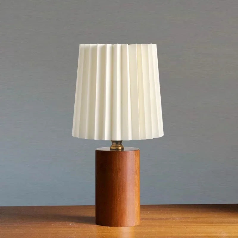 Lampe à poser plissée médiévale | Base en bois nordique, 29 cm