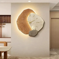 LumoClock modèle A, horloge murale LED aux tons terracotta et crème, rétroéclairage allumé dans une entrée