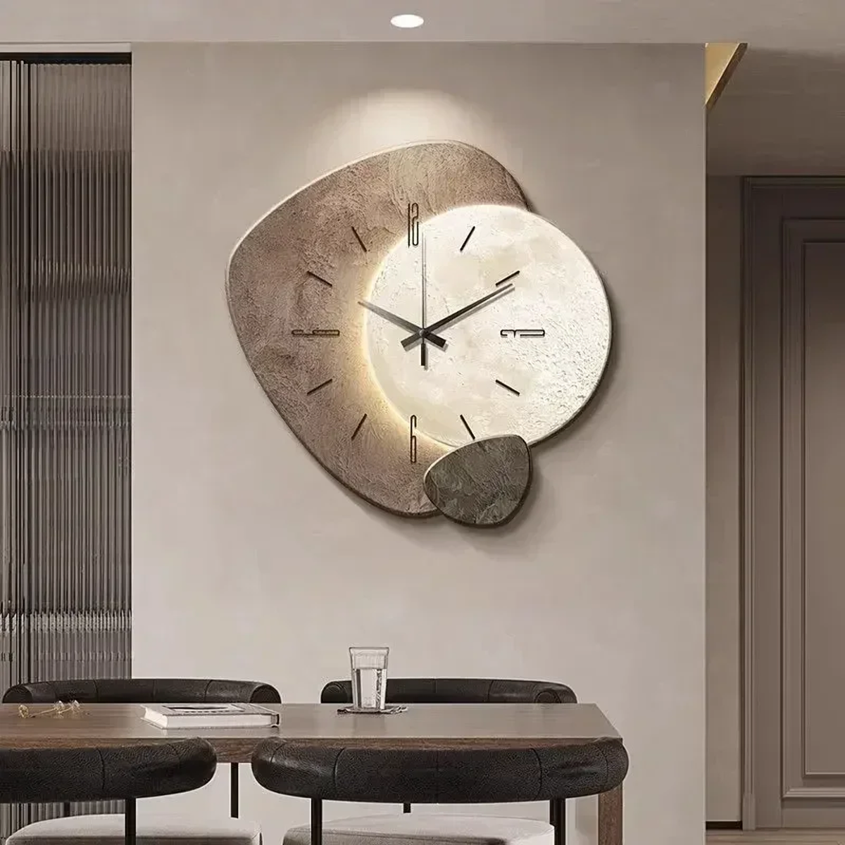 LumoClock modèle C, horloge murale LED gris-brun à disque lune, allumée dans une salle à manger