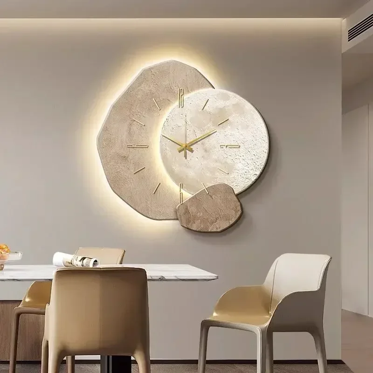 LumoClock modèle D, horloge murale LED crème à disque lune, allumée dans une salle à manger