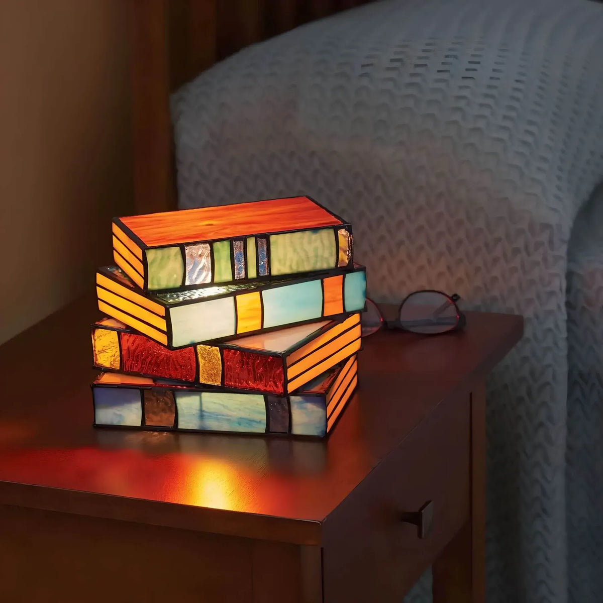 Une pile de livres en vitrail qui illumine votre coin lecture