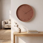 Horloge murale Nork en bois minimaliste, Ø 29 cm, dans un salon scandinave
