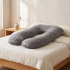 Coussin de grossesse en U 155 cm sur un lit en lin, chambre scandinave
