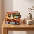 Lampe à poser livre en vitrail fait main, dans un salon scandinave