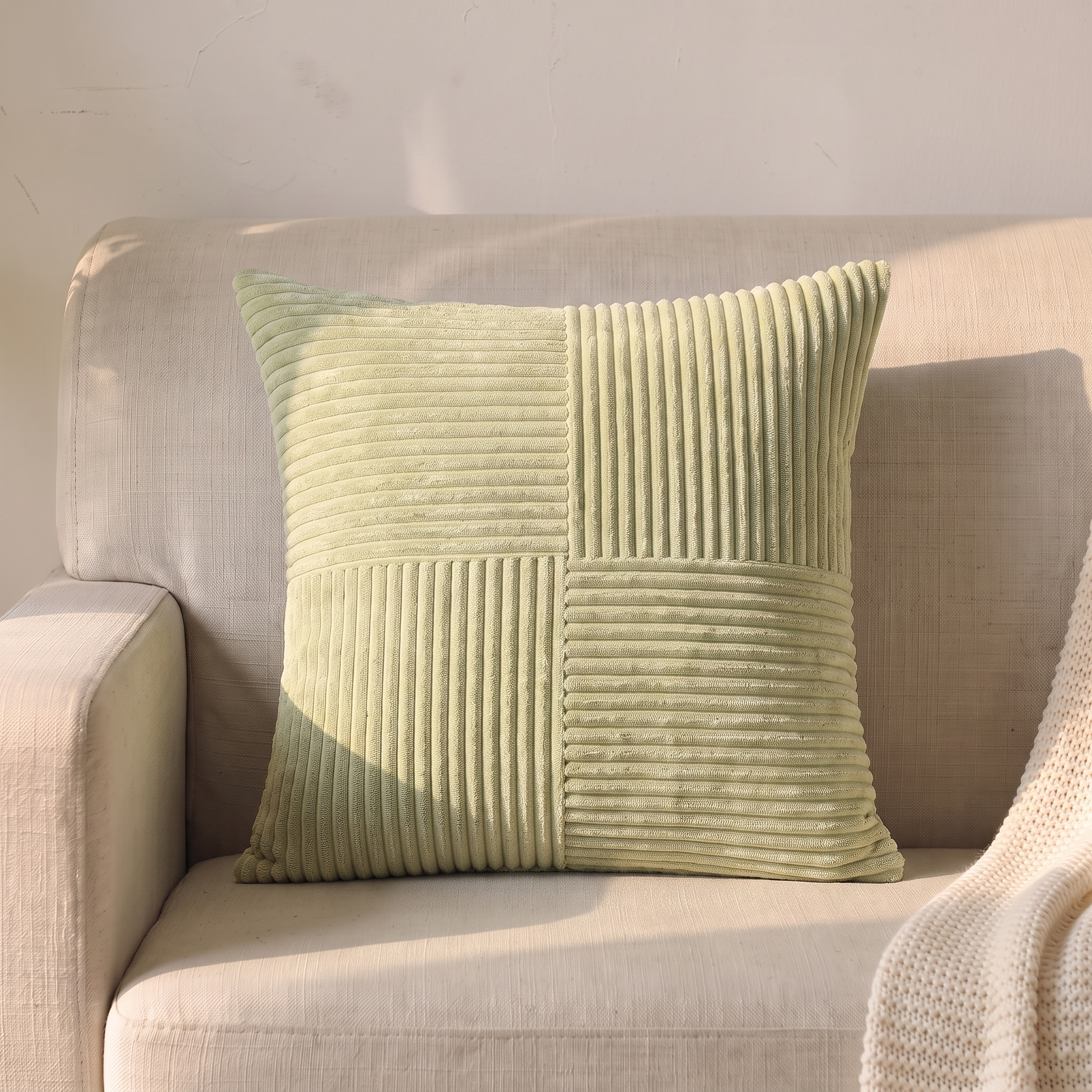 Housse de coussin velours côtelé vert clair, 45 × 45 cm