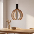 Suspension en bois faite main, design scandinave naturel, au-dessus d'une table en chêne
