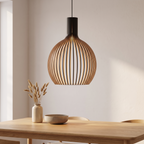 Suspension en bois faite main, design scandinave naturel, au-dessus d'une table en chêne