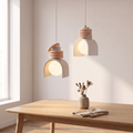 Suspension Wabi-Sabi en résine, blanc, au-dessus d'une table en chêne