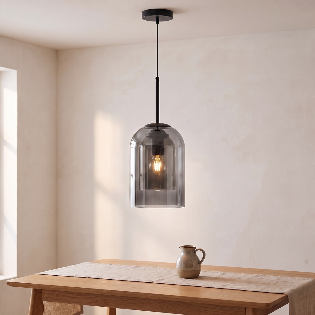 Suspension en verre coloré, gris fumé, au-dessus d'une table en chêne