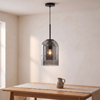 Suspension en verre coloré, gris fumé, au-dessus d'une table en chêne