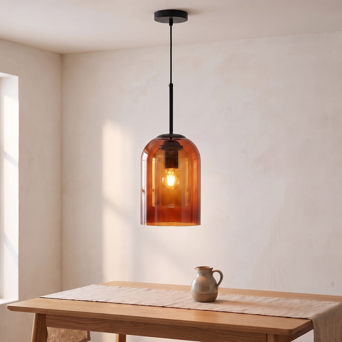 Suspension en verre coloré, rouille, au-dessus d'une table en chêne
