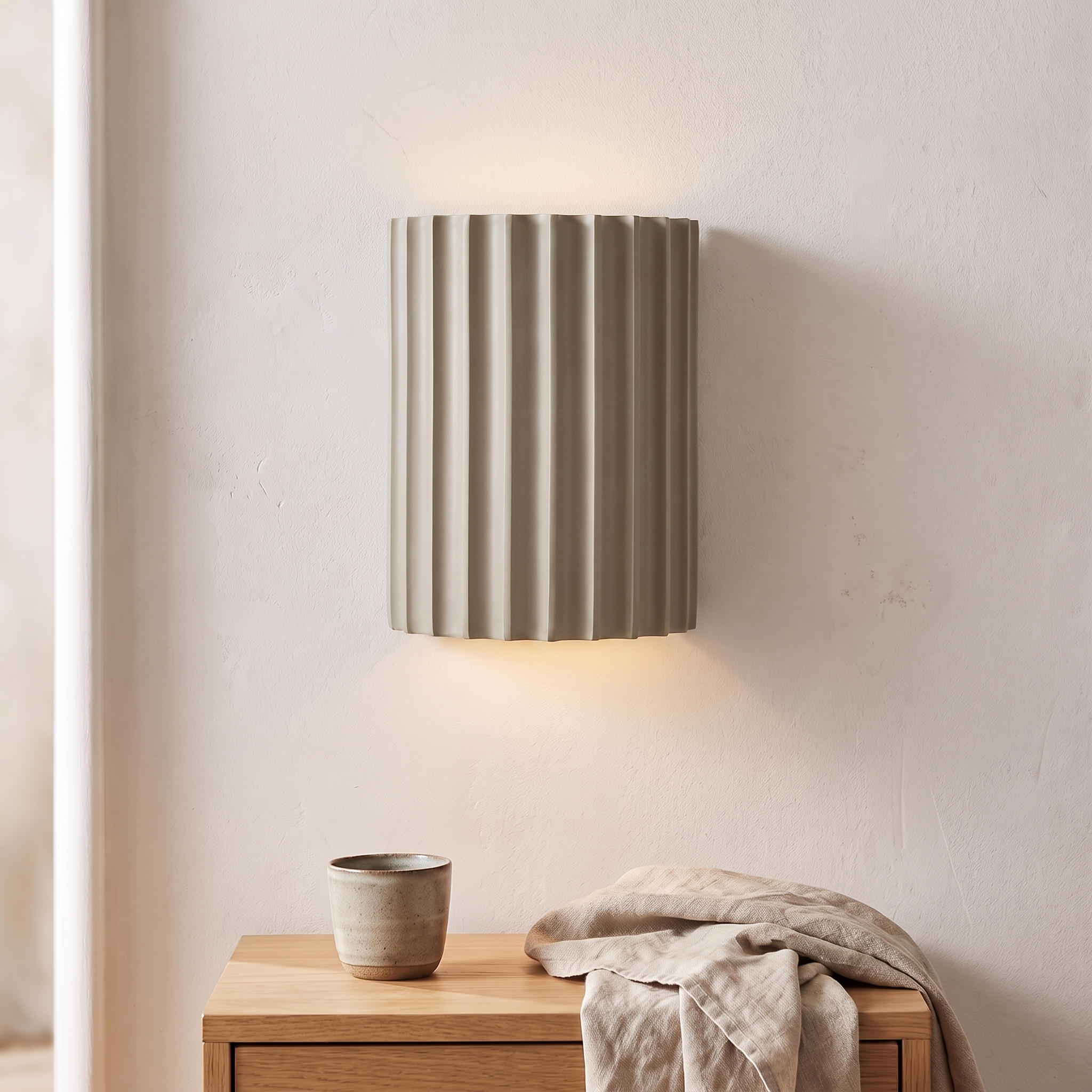 Applique murale en résine nervurée, coloris gris, chambre scandinave