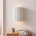 Applique murale en résine nervurée, coloris blanc, chambre scandinave