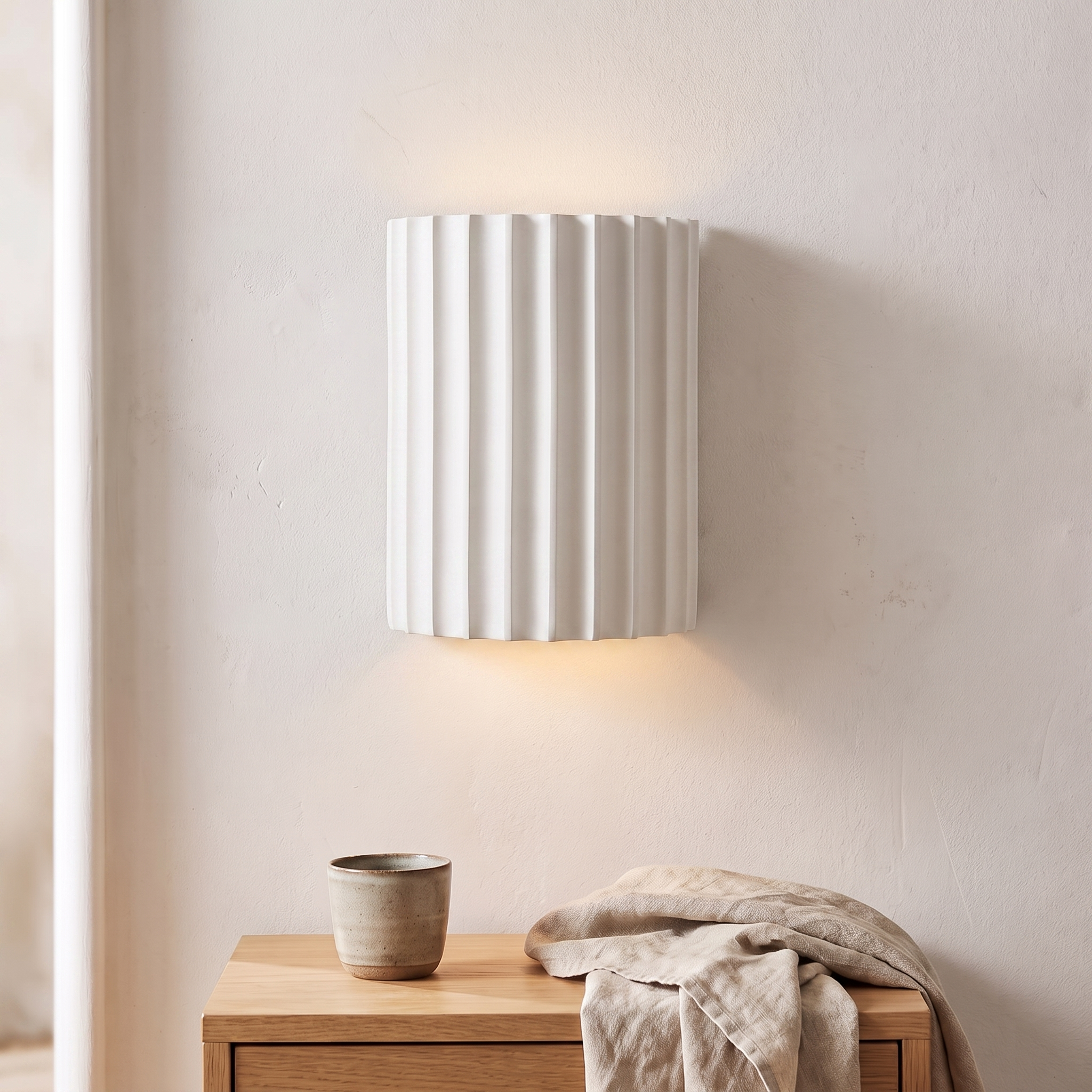 Applique murale en résine nervurée, coloris blanc, chambre scandinave