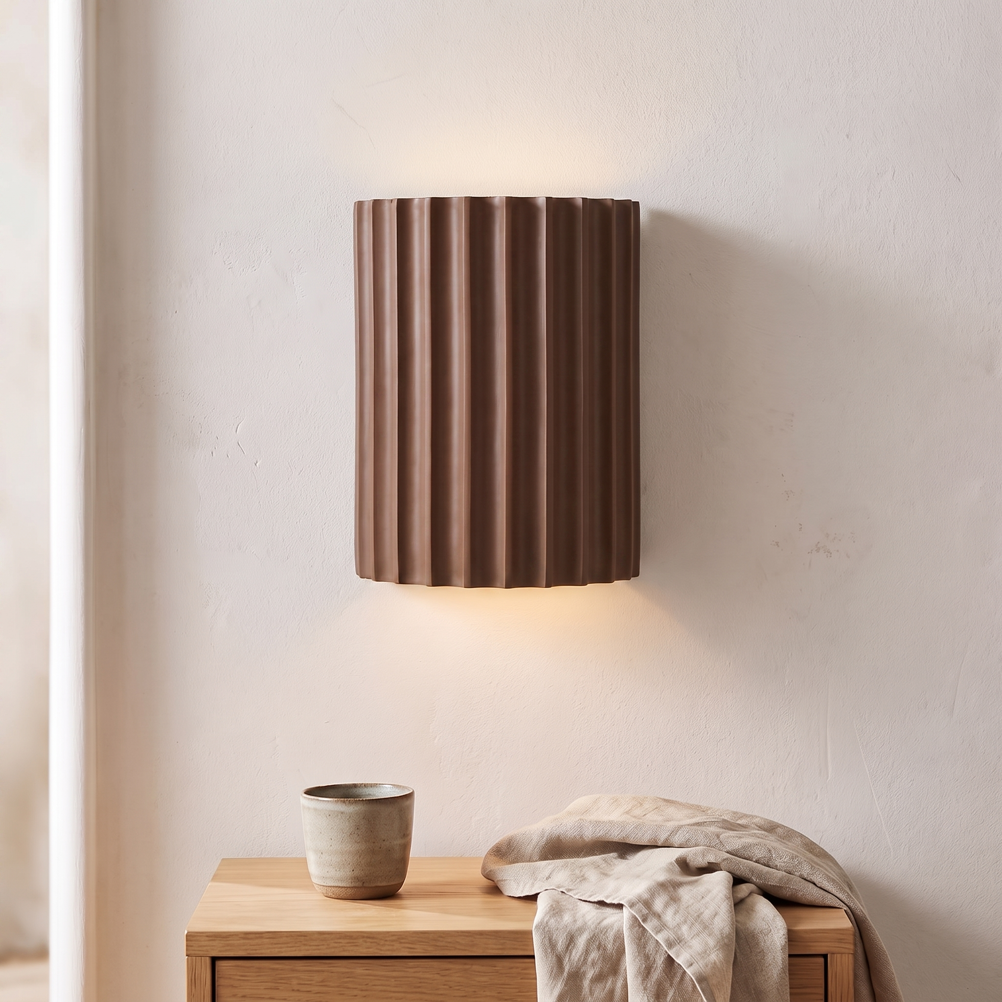 Applique murale en résine nervurée, coloris brun, chambre scandinave
