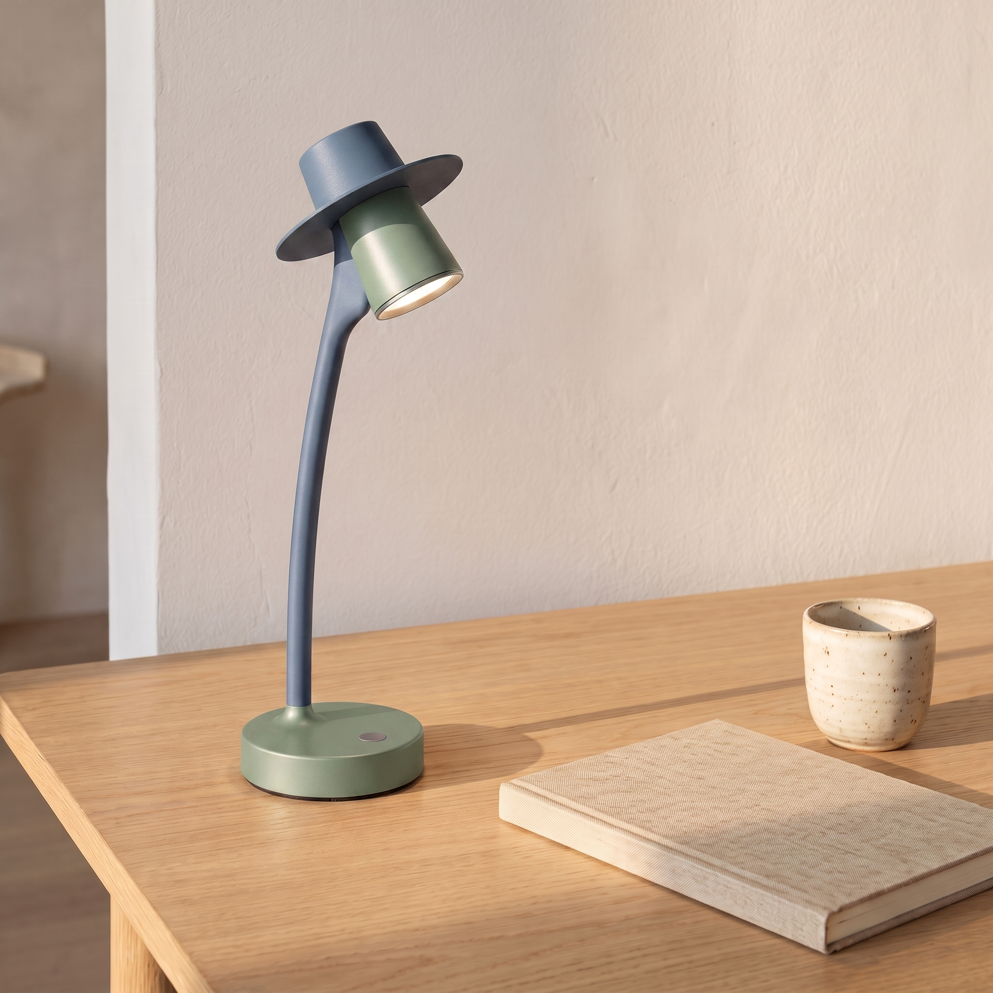 Lampe de bureau LED chapeau, coloris bleu et vert, bureau scandinave