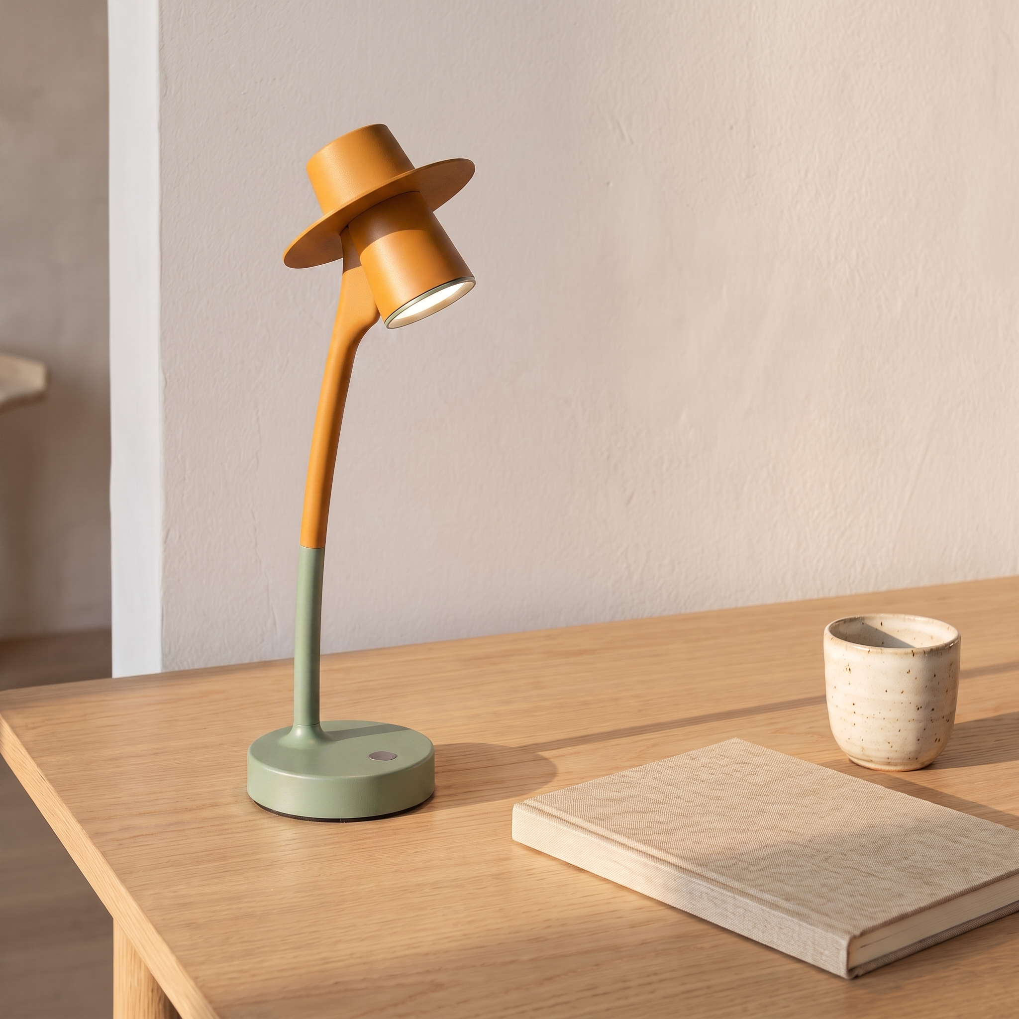 Lampe de bureau LED chapeau, coloris orange et vert, bureau scandinave