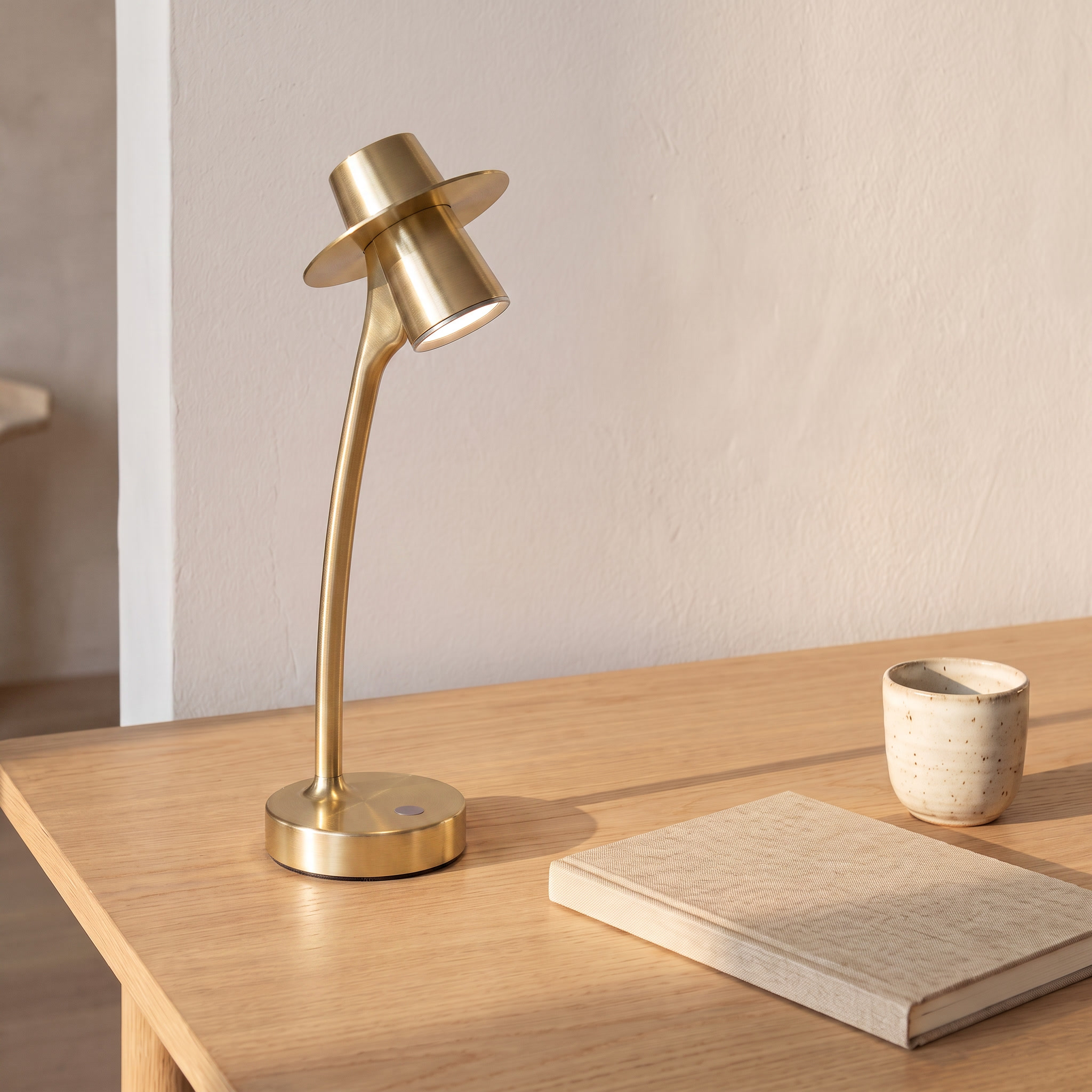 Lampe de bureau LED chapeau, coloris doré, bureau scandinave