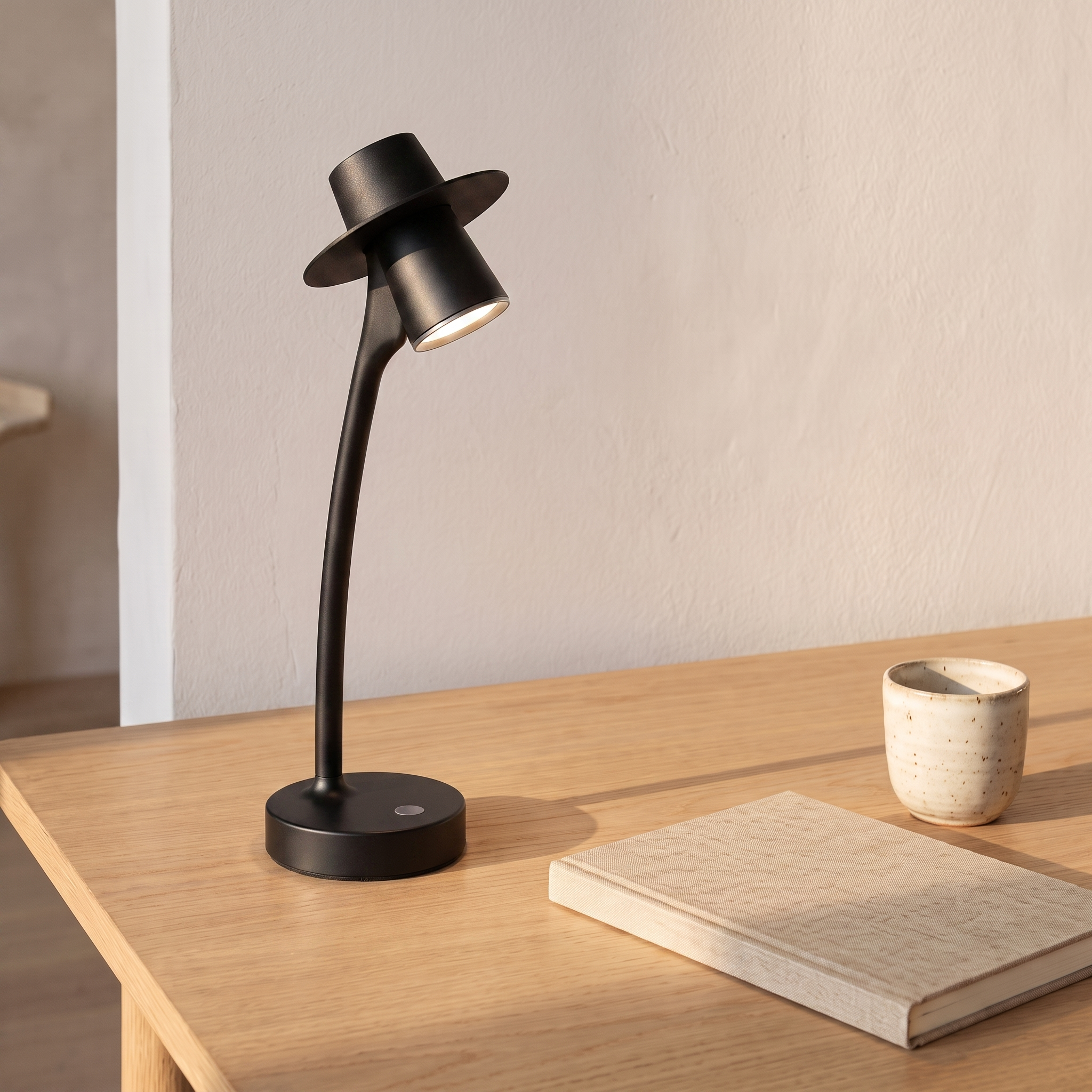 Lampe de bureau LED chapeau, coloris noir, bureau scandinave