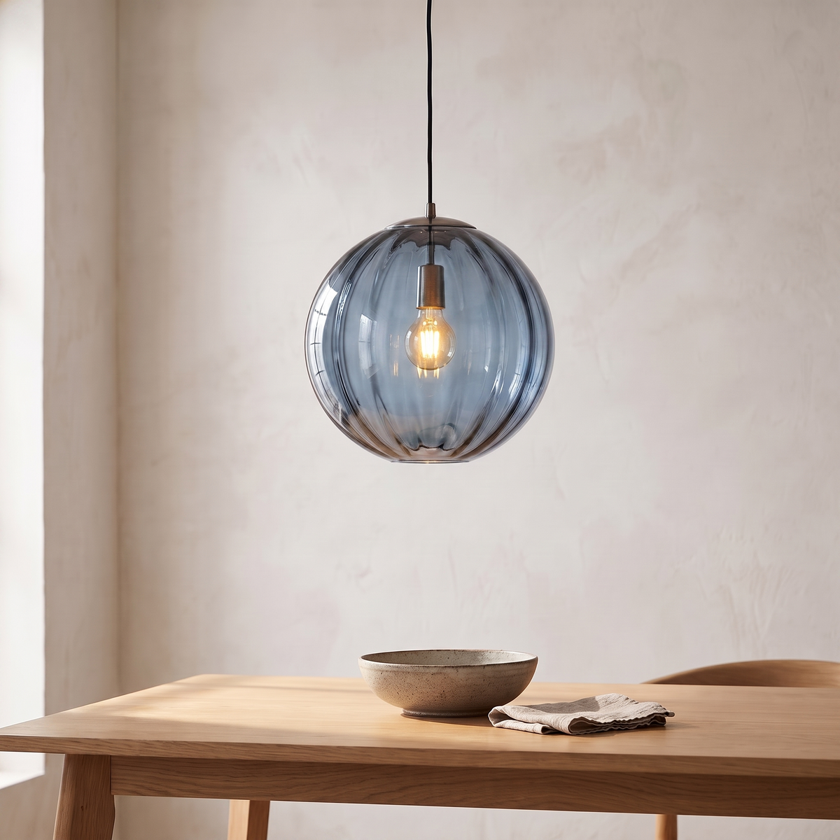 Suspension boule en verre, coloris bleu, salle à manger scandinave