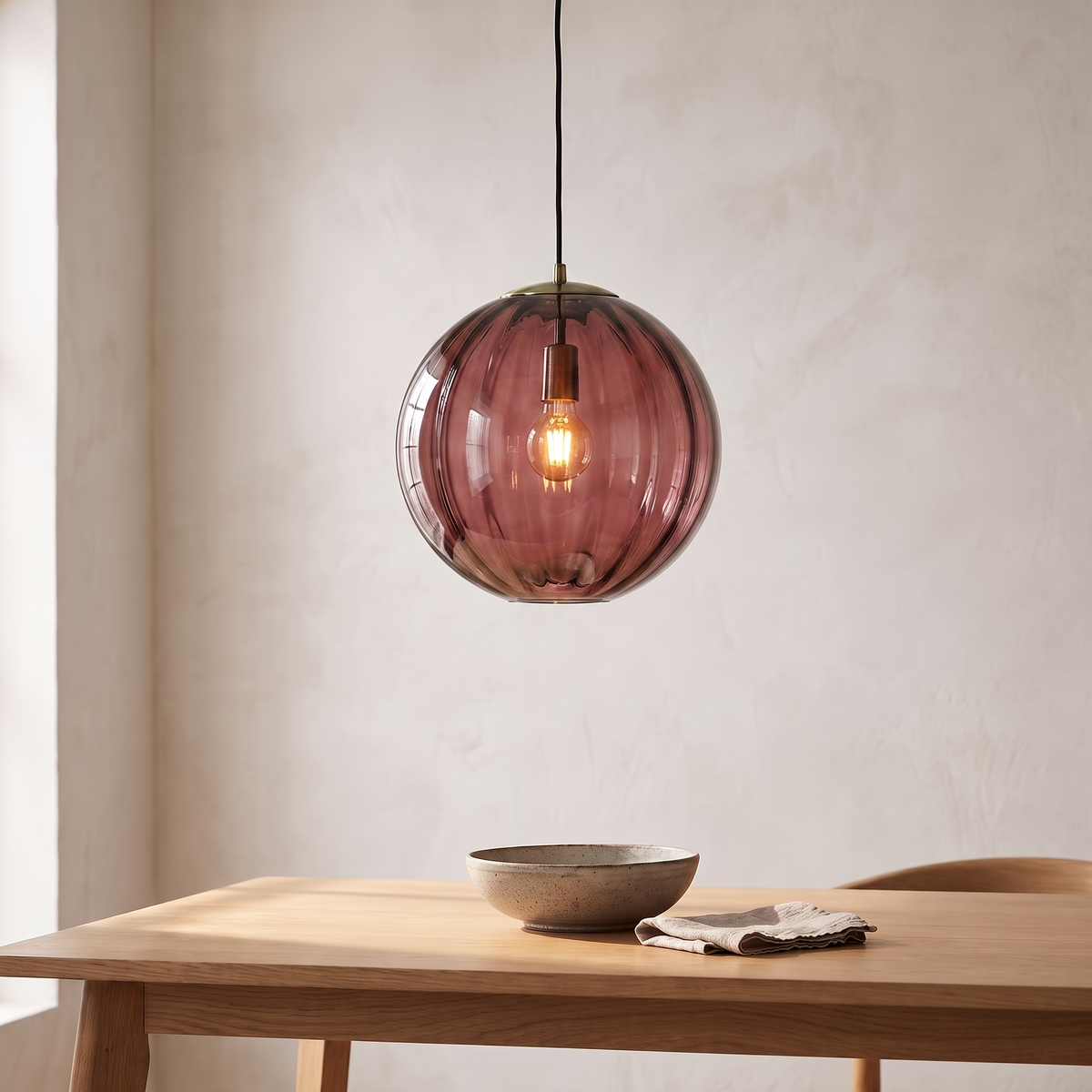 Suspension boule en verre, coloris rouge, salle à manger scandinave