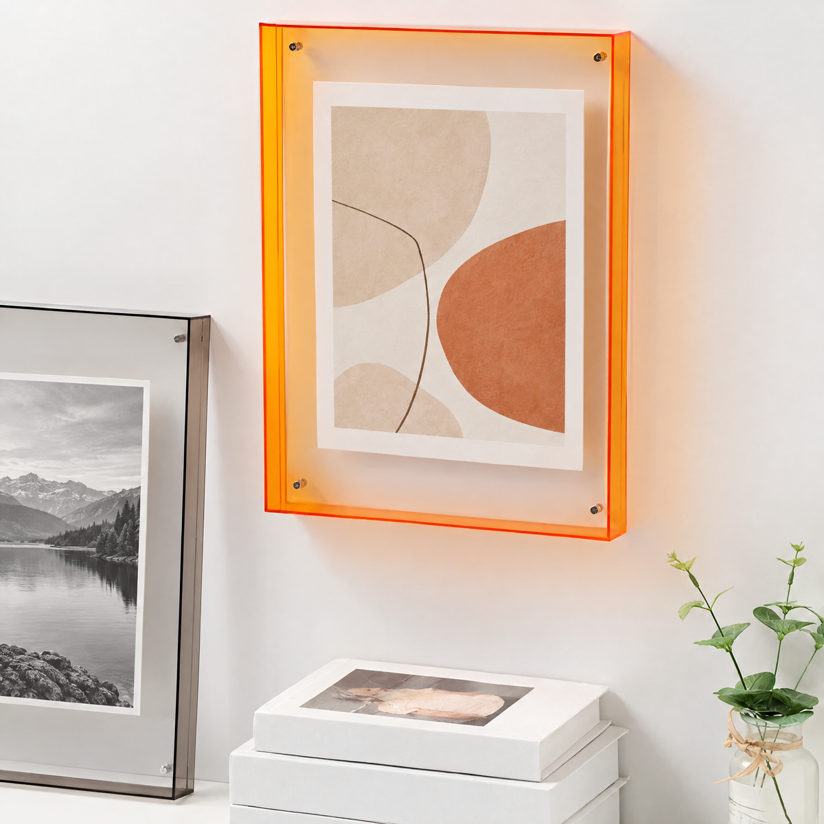 Cadres photo en acrylique à effet flottant, orange au mur et gris fumé posé