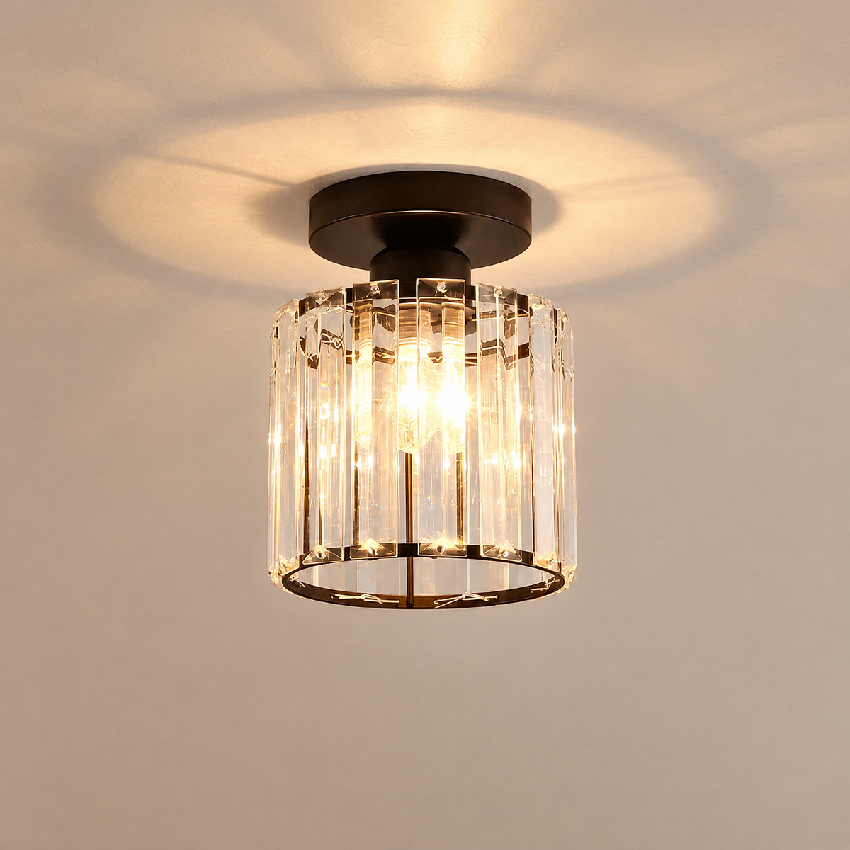 Plafonnier en cristal noir rond allumé, prismes de cristal transparents